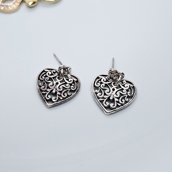 Elegant Silver Tone Heart Earrings - Picture 10 of 15